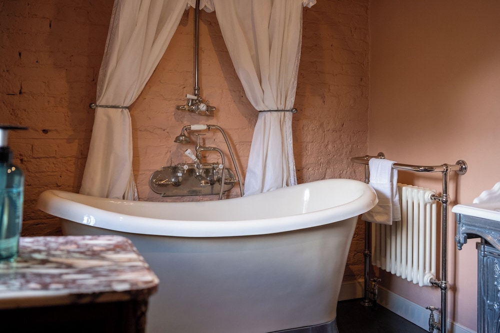 Stunning 4BD Home in Worcestershire