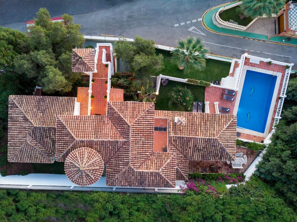 Large Luxury Family Villa 500m From Beach