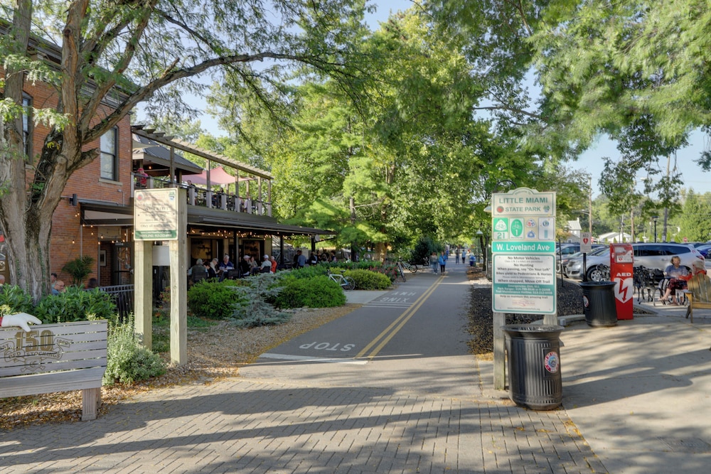 1 Block to Loveland Bike Trail: 'the Frog Man Inn'
