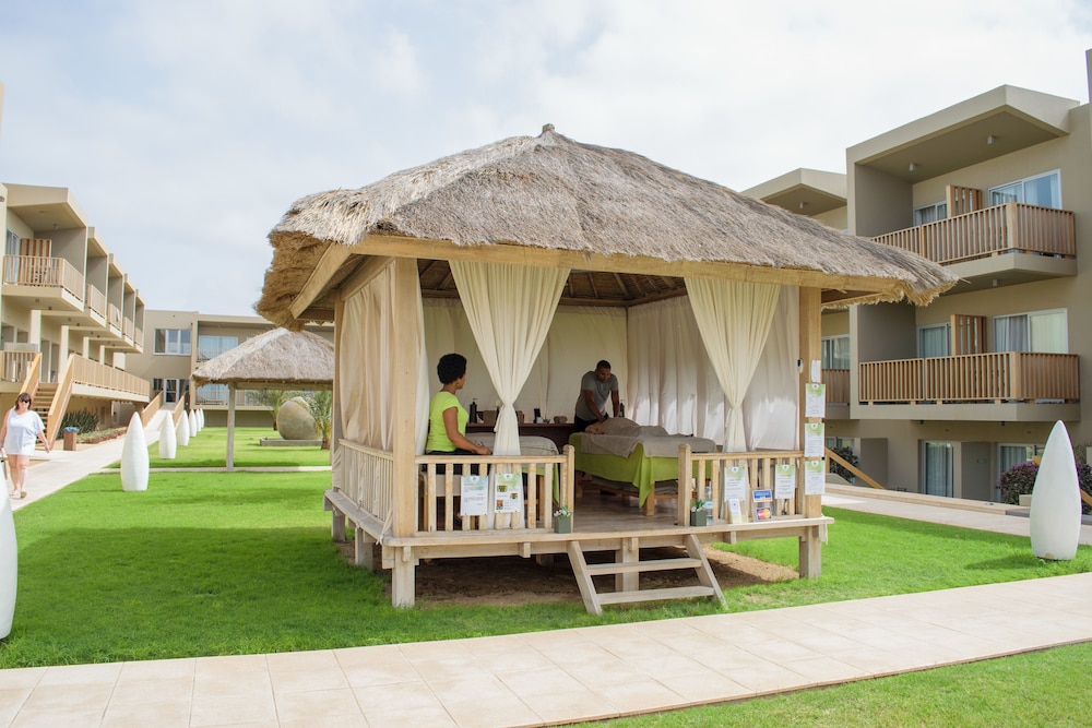 Hotel Oasis Salinas Sea