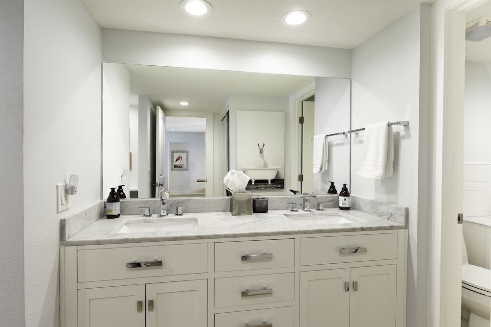 Cozy Condo w Heated Pool 1 Hr to Joshua Tree NP