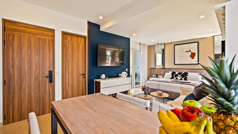 Stunning Beachfront Condo Sea Views Pools