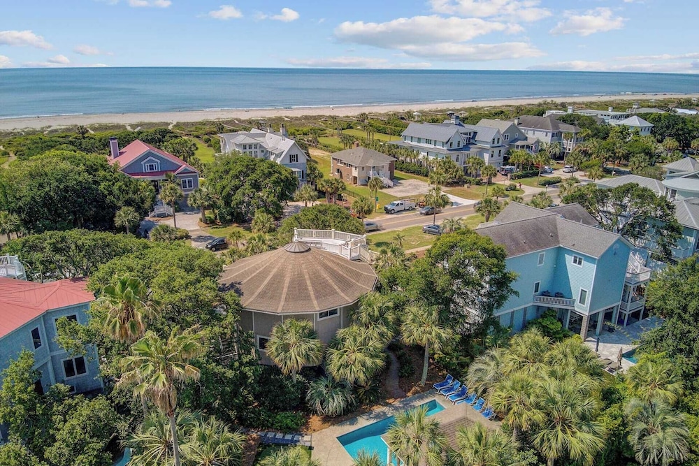 Private Pool, Putting Green & Steps to Isle of Palms Beach Paradise on Palm