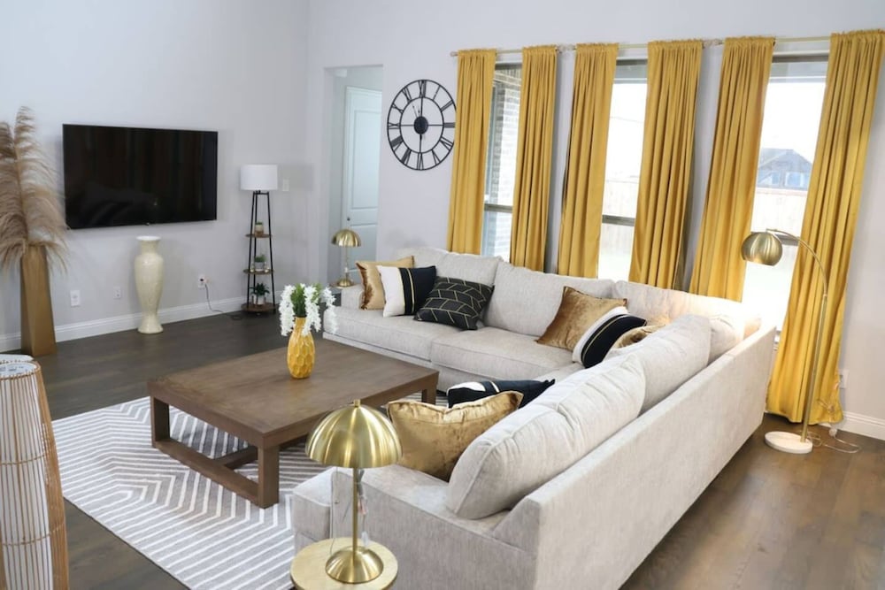 Spacious Home w Putting Green -for Extended Stays
