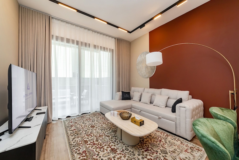 Oakley Square 1BR Apartment with maid's room