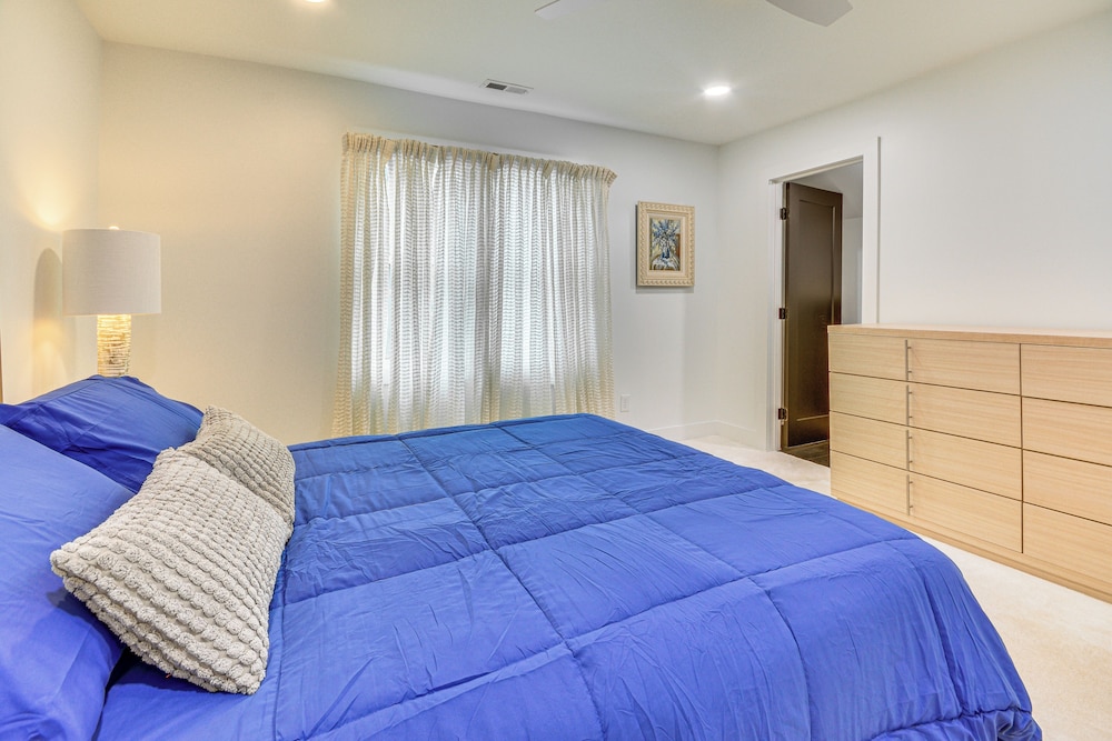 Walk to Uptwn Lexington: Modern Retreat w/ Porch!