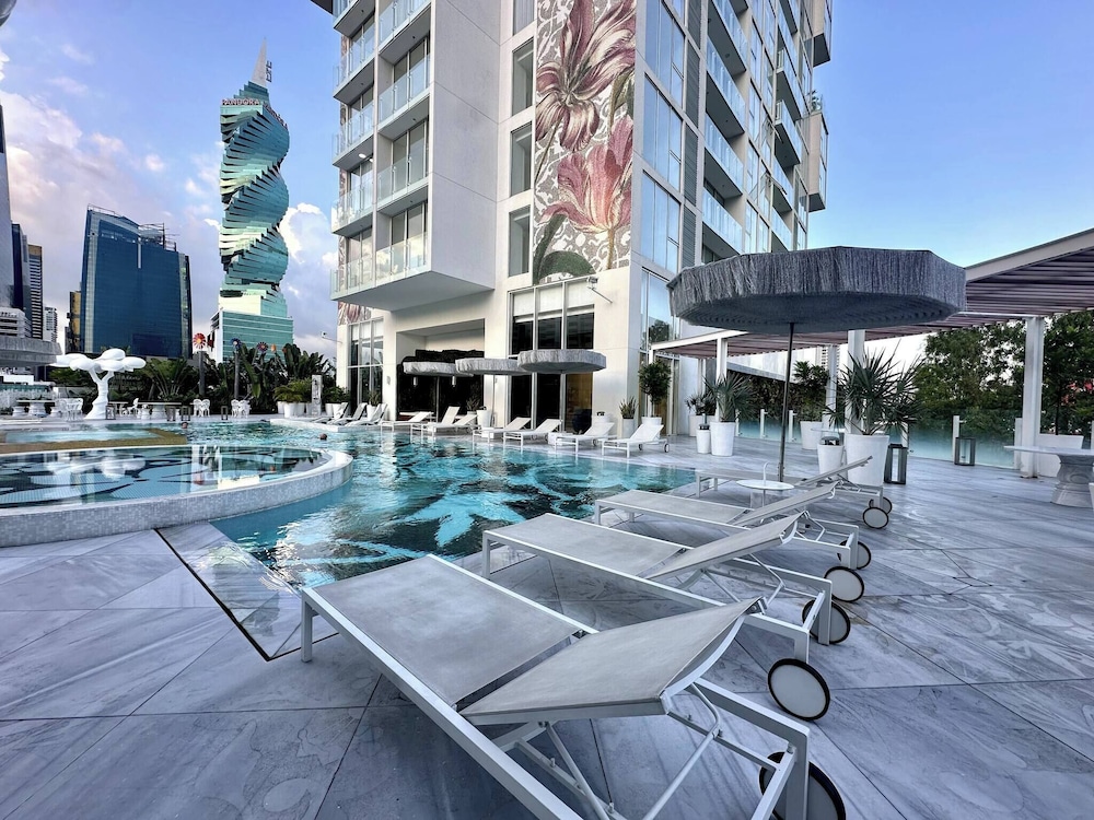 Luxury apt in Panama City 2 Rooms 3 Baths & Office