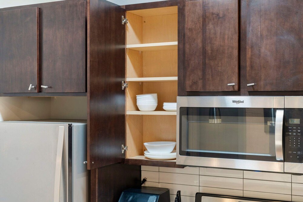 Spacious Pilsen 4 Bed 4 Bath Family Retreat