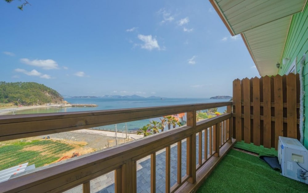 Geojedo Ocean View Dumo Mongdol Pension