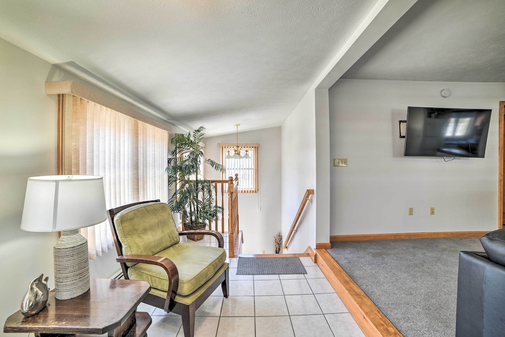 Old Orchard Beach Apt - Walk to Beach & Pier!