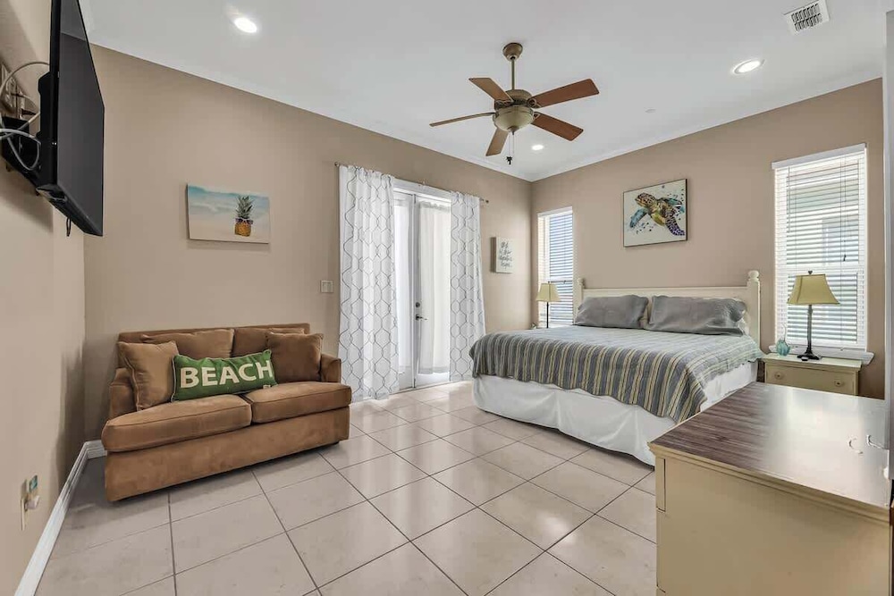 Lovely Beach and Pool Condo