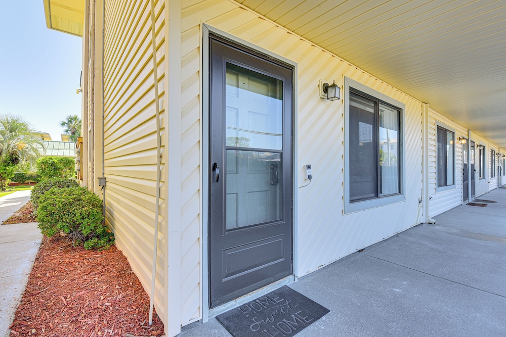 < Half-mi to Beach: Quaint Destin Condo