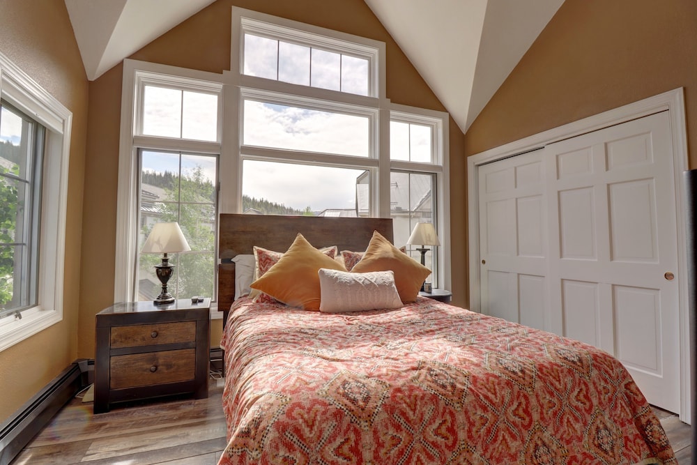 Summit County Vacations - Newly Renovated, Slope-Side Walk-In Walk-Out, Top Floor, Views of Ten Mile Range - ER4 by Redawning - Property Image 23