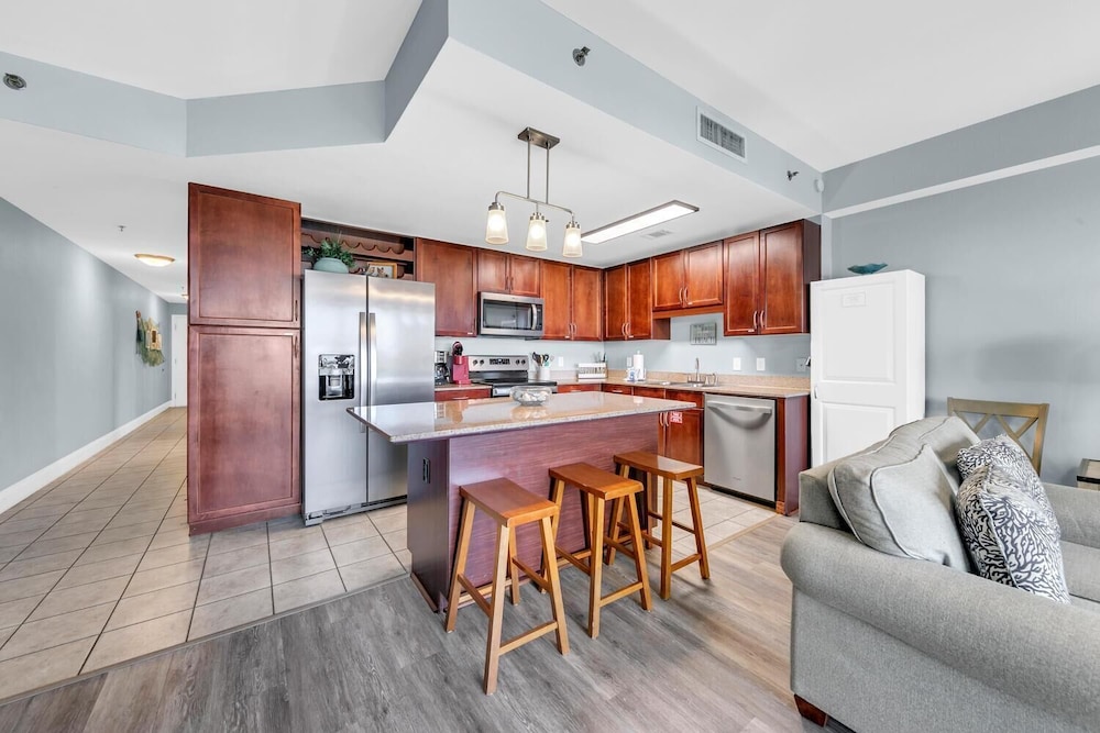 Laketown Wharf 402
