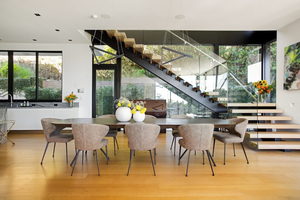 Belfast Estate - Mid-century Meets Modern - Luxe Poolside Villa