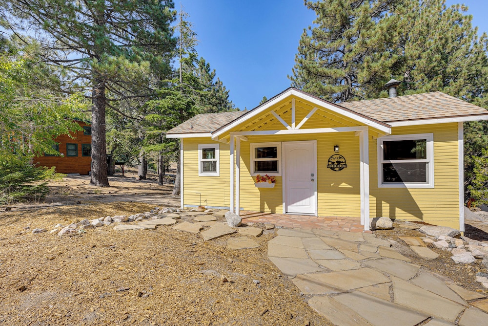 Walk to Water: Cozy Cabin in Green Valley Lake!