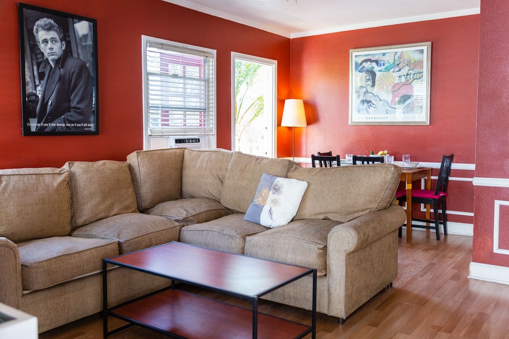Hollywood Hills Suites