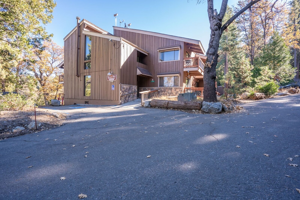 Eagles Nest Amazing Loft Condo in Yosemite West! view 3