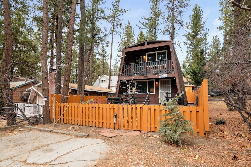 Moonridge Manor Cozy Retreat with Hottub
