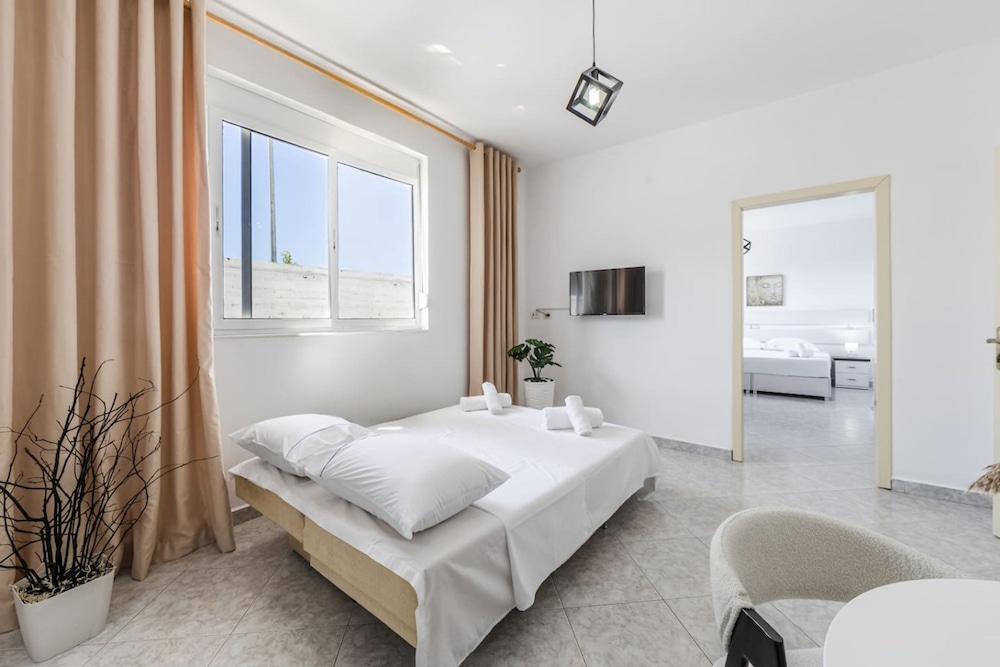 Modern Home With Wifi and Beach Access Golem