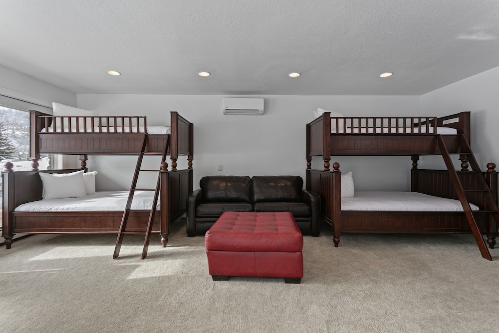 1688 - Five Bedroom with Hot Tub Pinnacle 5 Condo