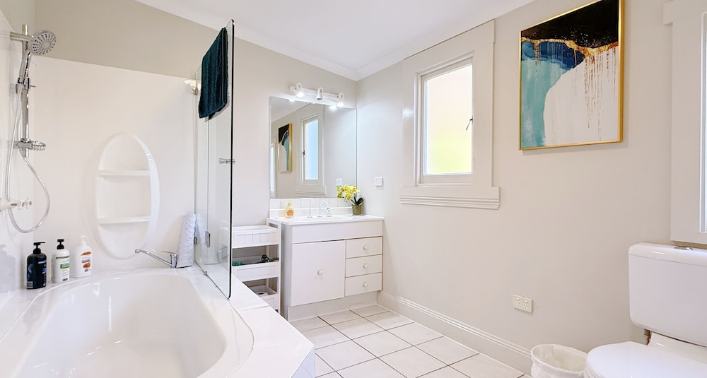 StayAU 2BR Home w/ Stunning Views in Tasmania