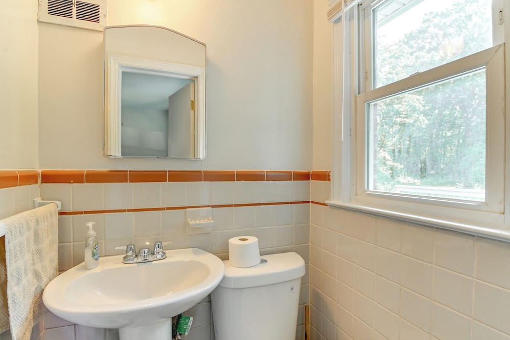 6 Mi to Uptown: Pet-friendly Home in Charlotte