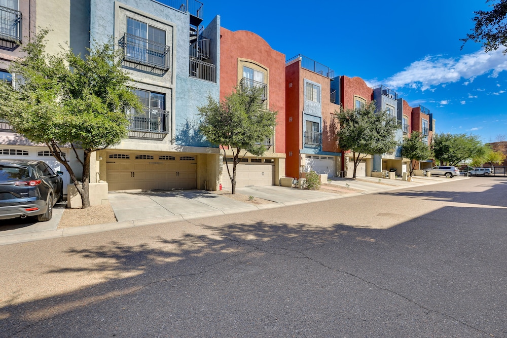 Rooftop Patio, Skyline Views: Phoenix Townhome!