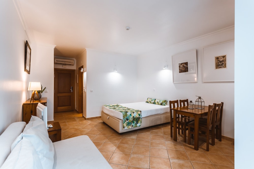 Quinta Velha Pool Terrace Flat15
