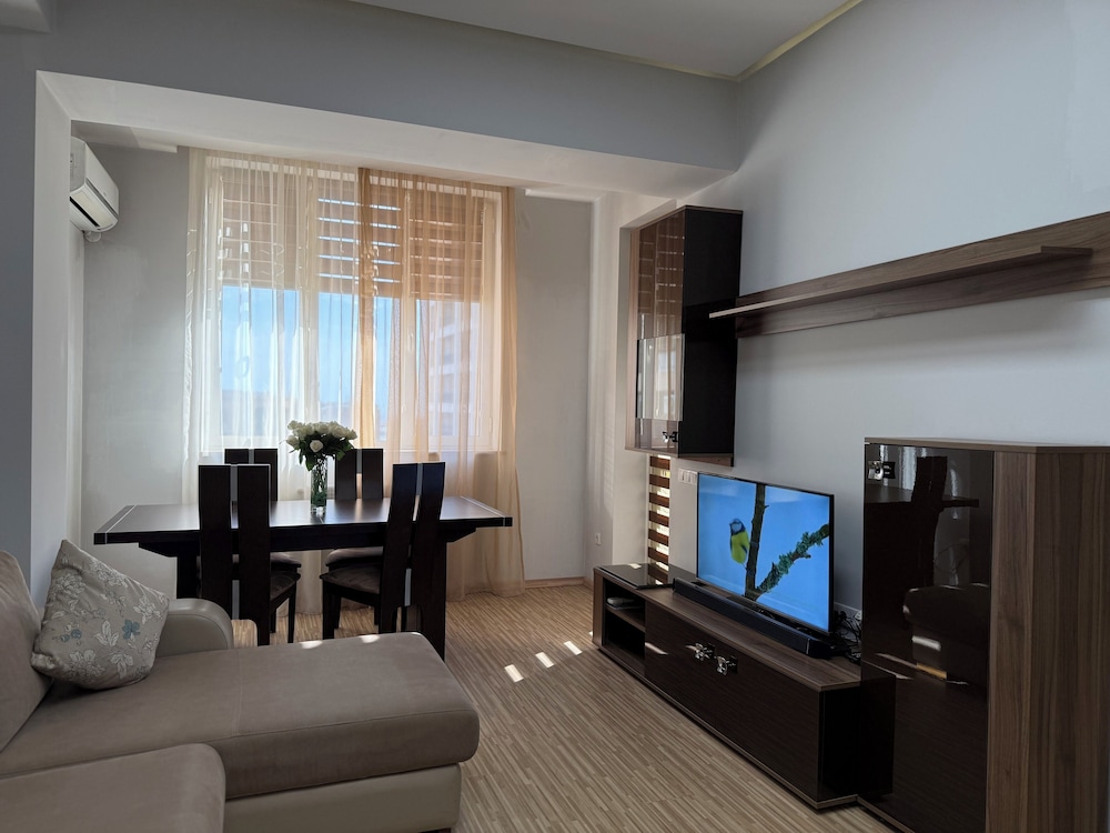 Deluxe 2-bedroom apartment by Sweet Home