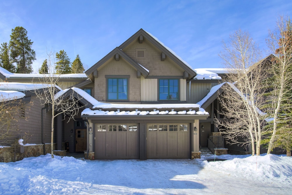 Spacious Upstairs Townhome With Private Garage 2 Bedroom Condo