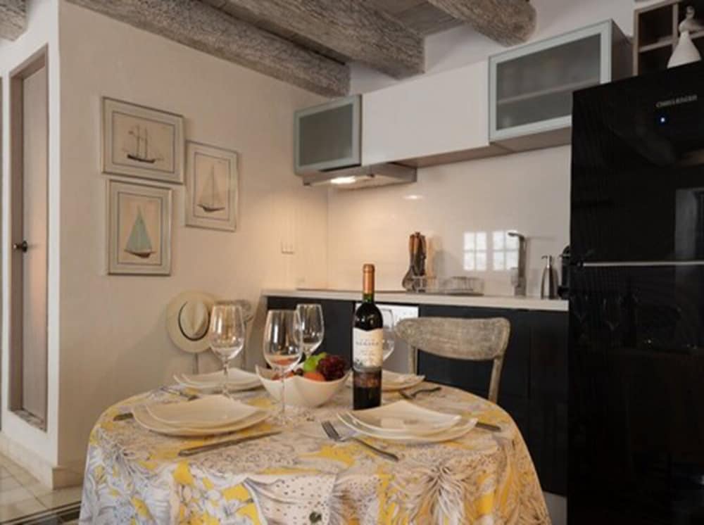 Elegant 1 Bedroom Near San Pedro Church view 5