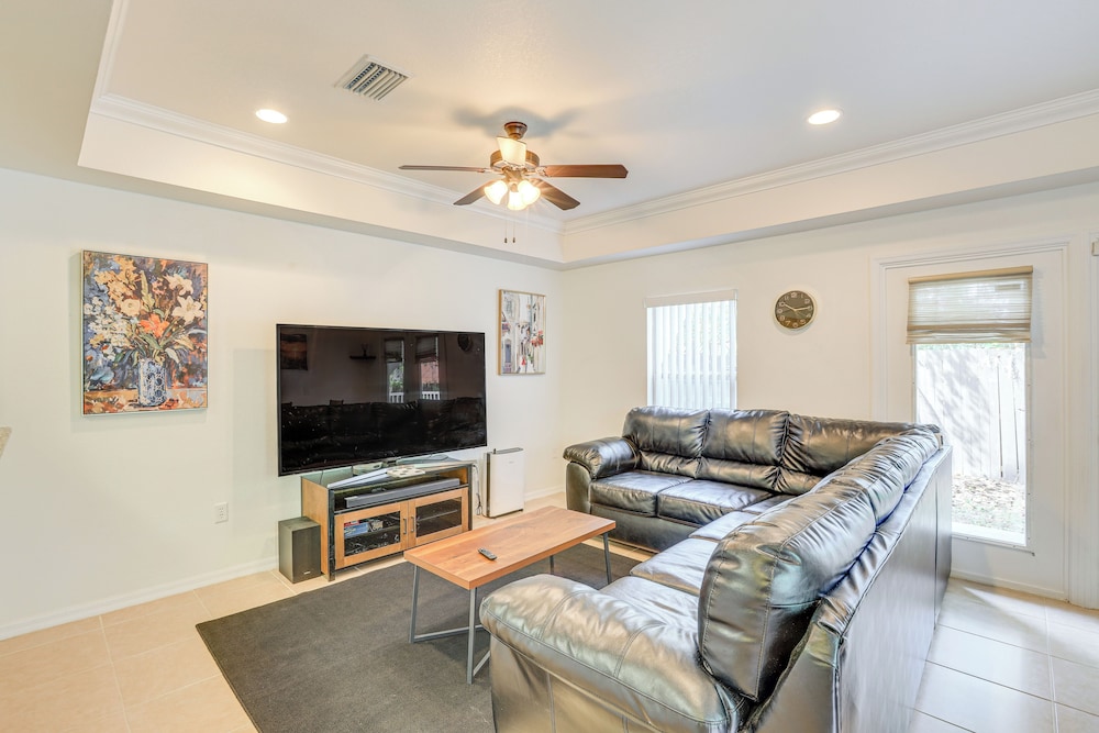 1 Mi to UF: Modern Townhome w/ Balcony