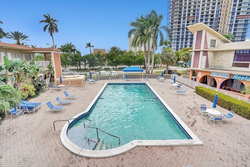 Hallandale Beach Studio Pool Near the Beach - Image 4