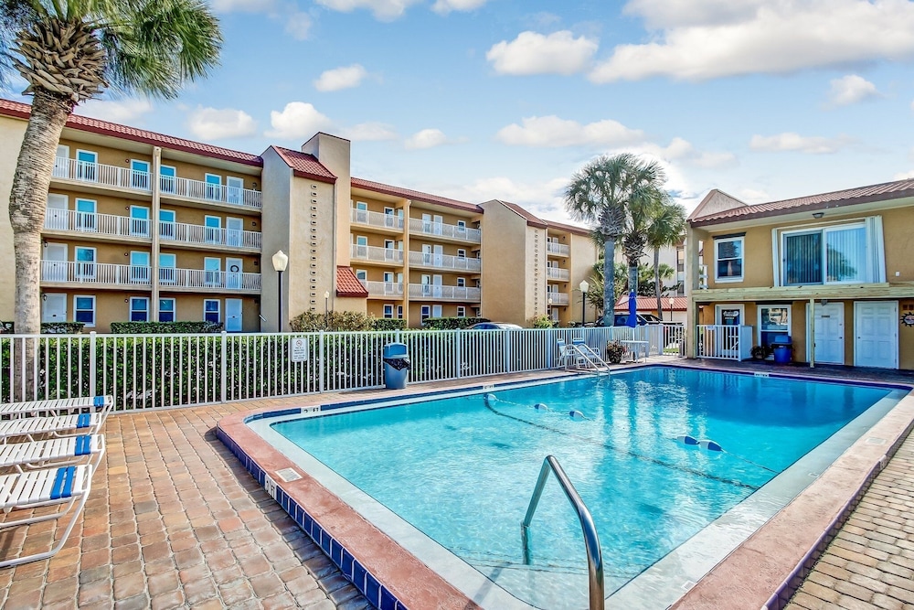 Ocean View Condo, Easy Acces to the Pool and Private Walkway to the Beach by RedAwning