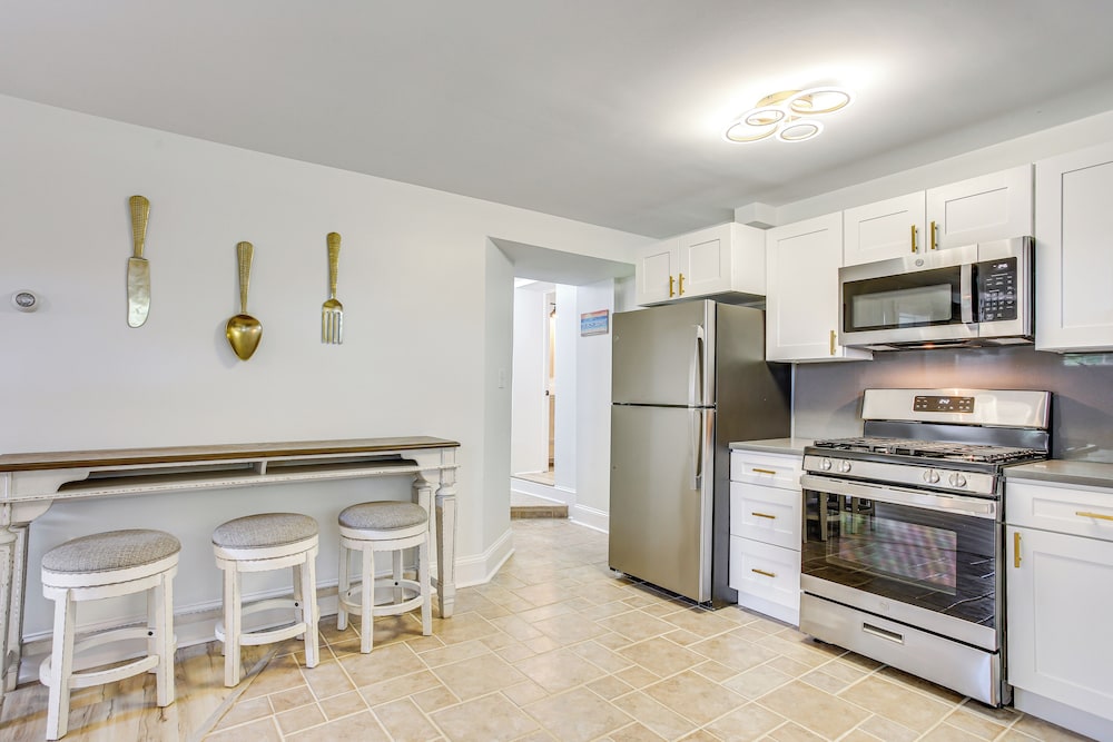 Walk to Beach: Somers Point Apartment! view 5
