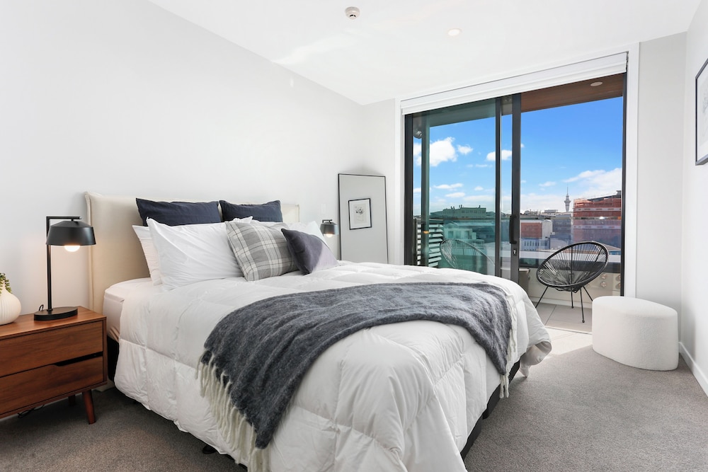 Superb City Fringe Penthouse view 4