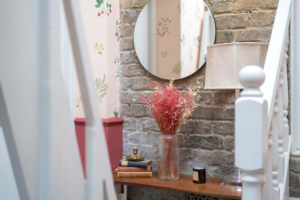 JOIVY Stylish 2-Bed House W/ Private Garden In Hackney