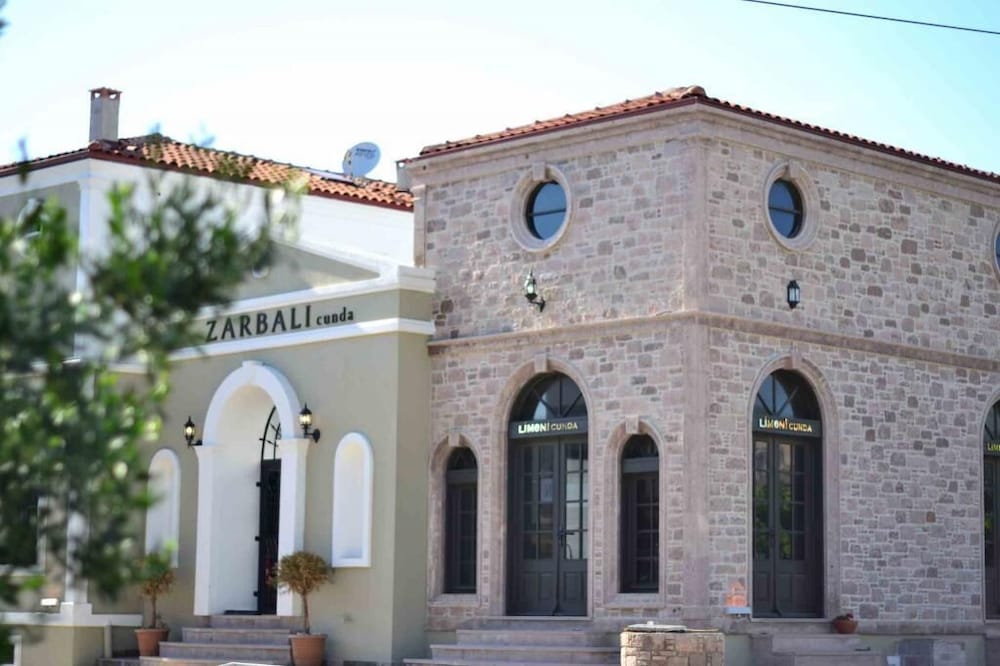 Hotel Zarbalı Cunda - Image 1