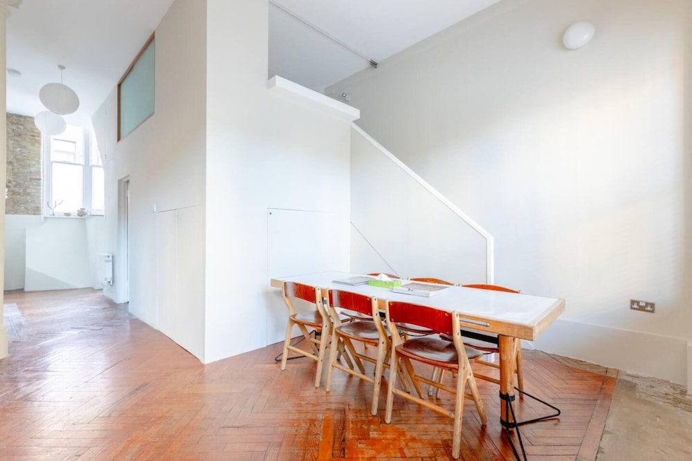 Tastefully Curated Mezzanine Studio Flat Hackney!
