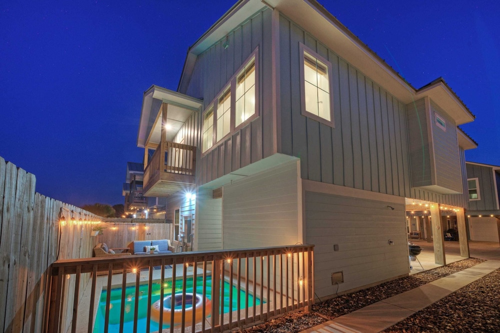 Luxury 4bdr Beach Retreat w/ Private Pool Walk to Dining + Shops Shore Thang