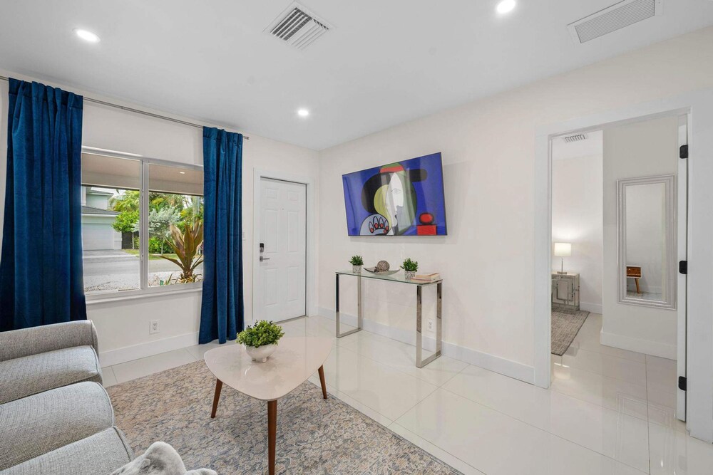 Uhost AI 4-unit Gem Mins to Las Olas Beach