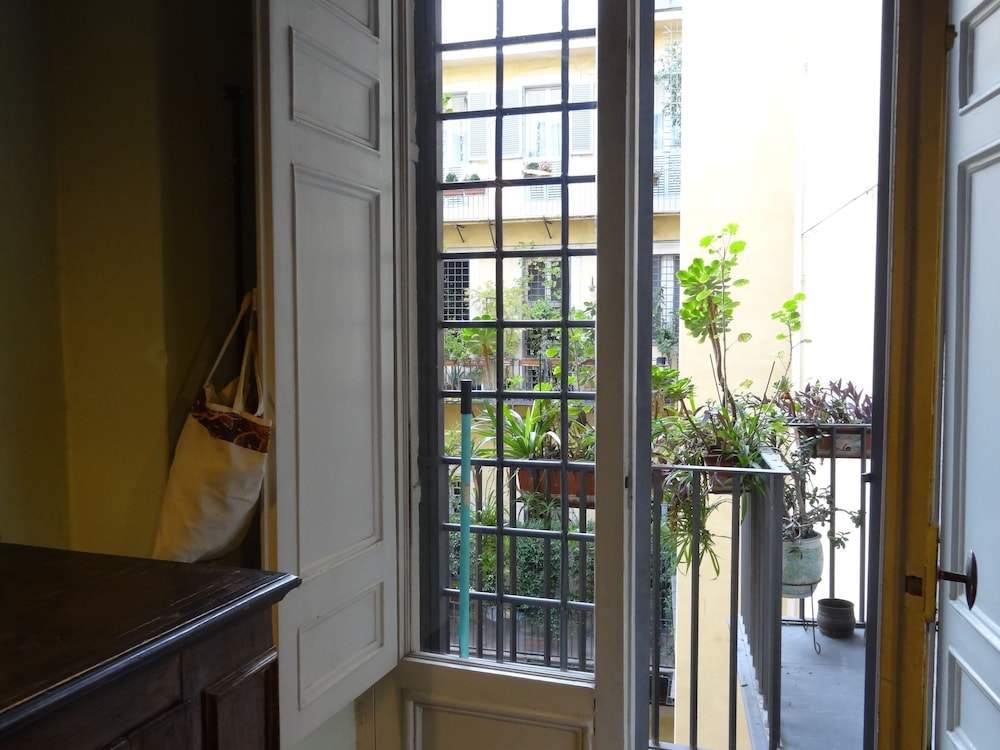 In Rome, Aristocratic, 3 Bedroom in Elegant, Historic Palace 3 Bedrooms 3 Bathrooms Apts