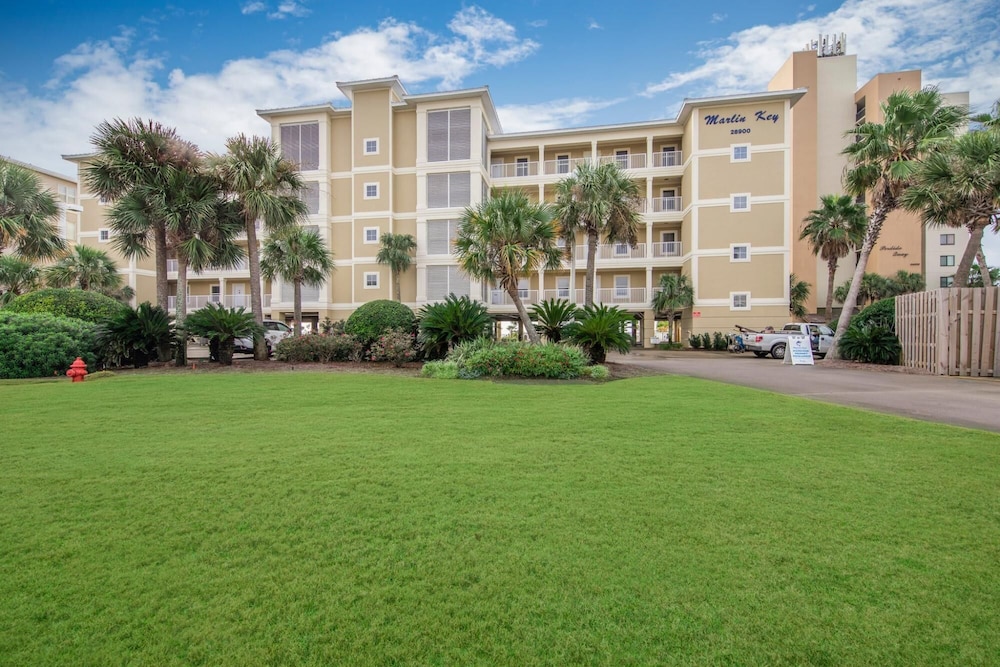 Exceptional Condo Directly on Beach With Pool view 4