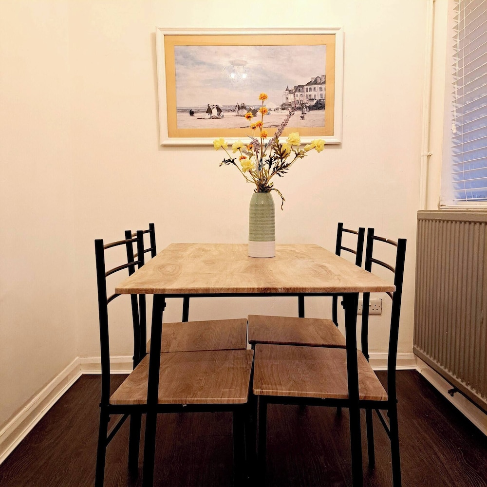 Cozy 2BR Home Pets Welcome Free Parking & Wifi