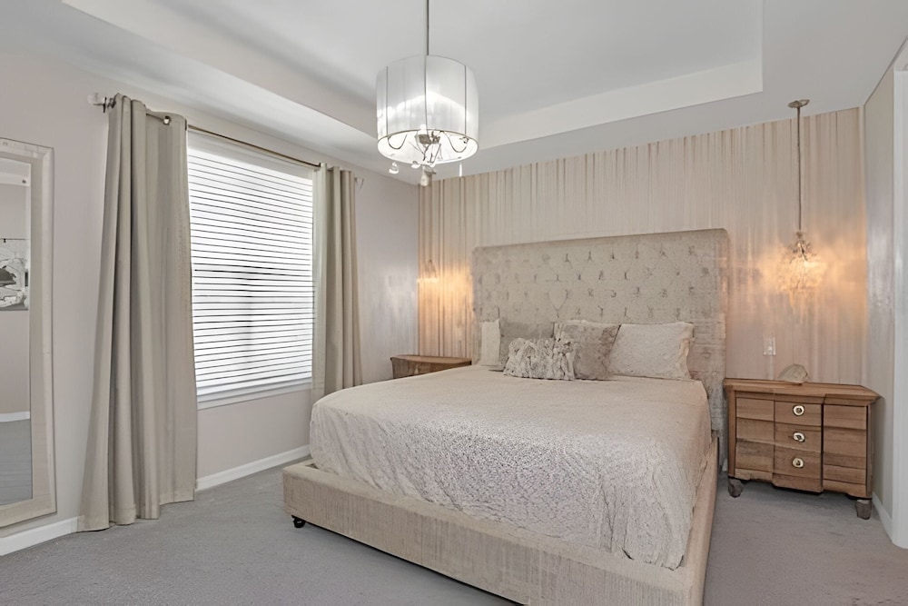 Luxury 5-bed Home With Private Splash Pool