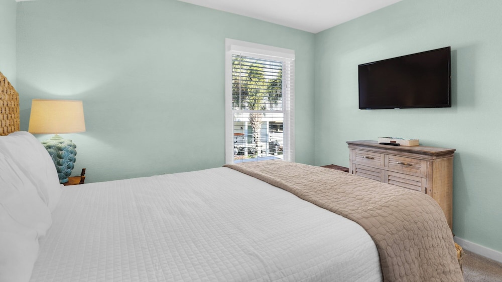Your Ideal Beach Getaway With Private Pool, Game Room and Close to Beach!