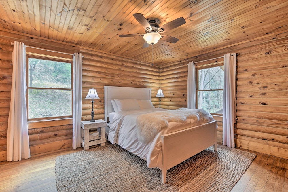Cozy Blue Ridge Mountain Cabin on 18 Acre Lot view 4