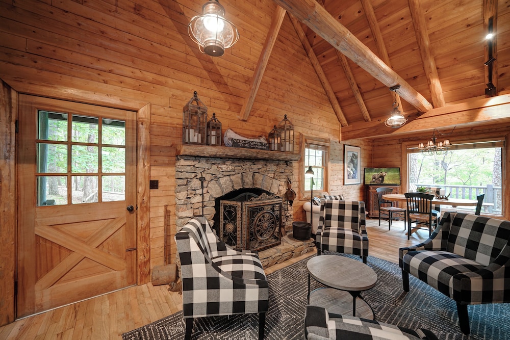 The Guest House Historic Cabin in Big Canoe