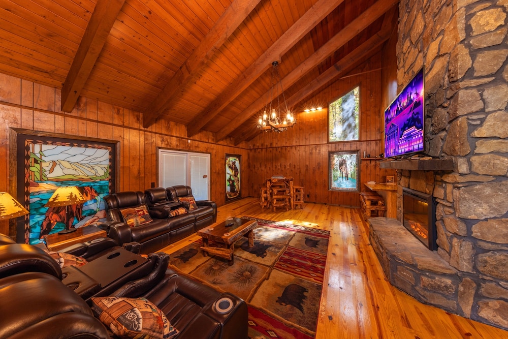 Bear Creek Lodge and Cabins in Helen Ga - Pet Friendly, River on Property, Walking Distance to downtown Helen